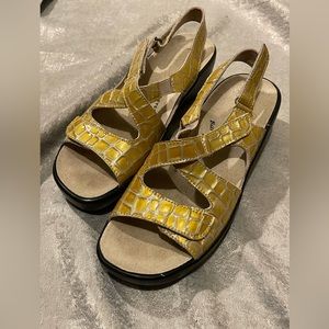 Barefoot Freedom gold crocodile style sandals 7M